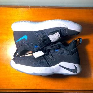 Kids basketball shoes